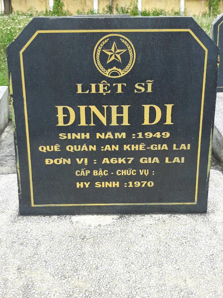 Ảnh mộ liệt sĩ Đinh Di