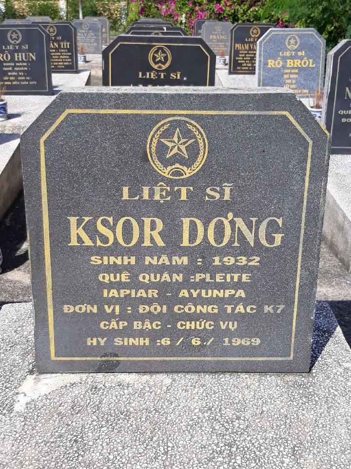 Ảnh mộ liệt sĩ KSOR Dơng