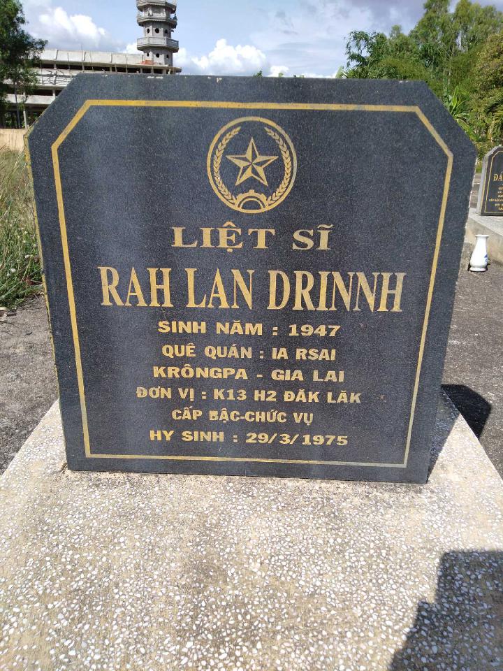 Ảnh mộ liệt sĩ Rah Lan Drinh