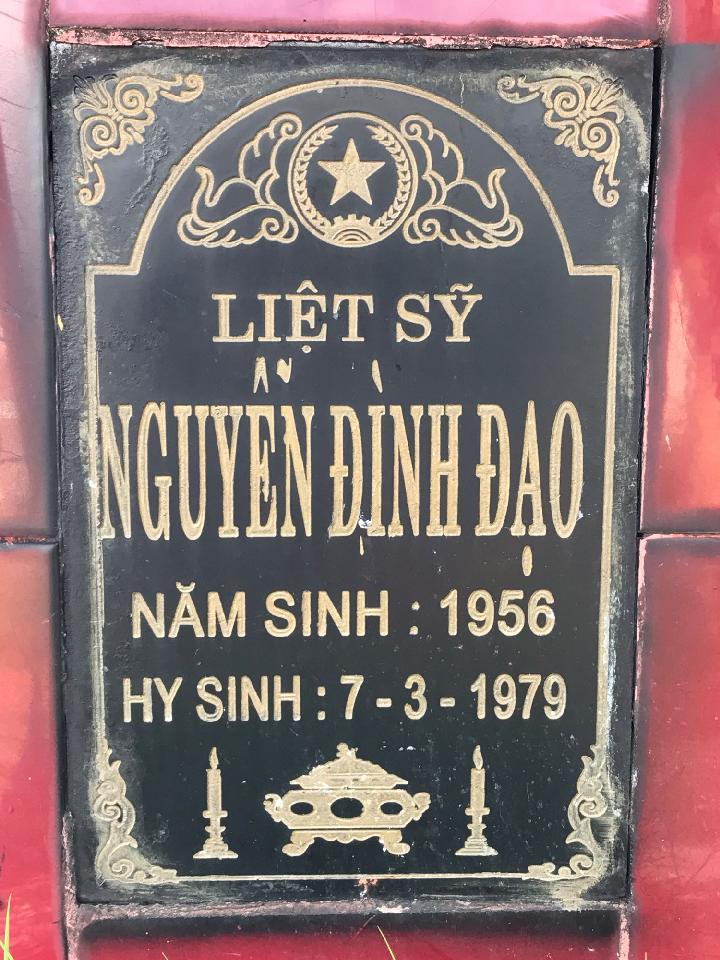Ảnh mộ liệt sĩ Nguyễn Đình Đạo