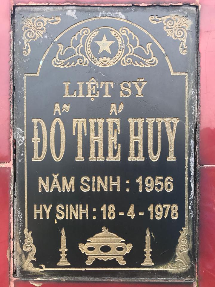 Ảnh mộ liệt sĩ Đỗ Thế Huy