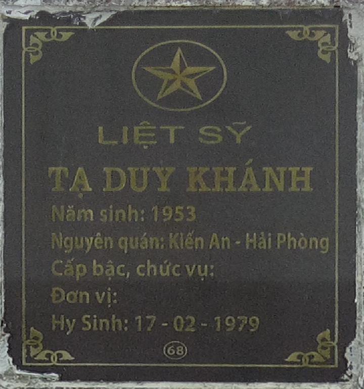 Ảnh mộ liệt sĩ Tạ Duy Khánh