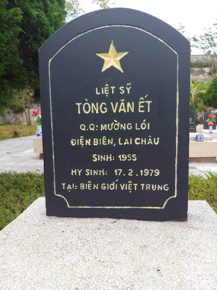 Ảnh mộ liệt sĩ Tòng Văn Ết