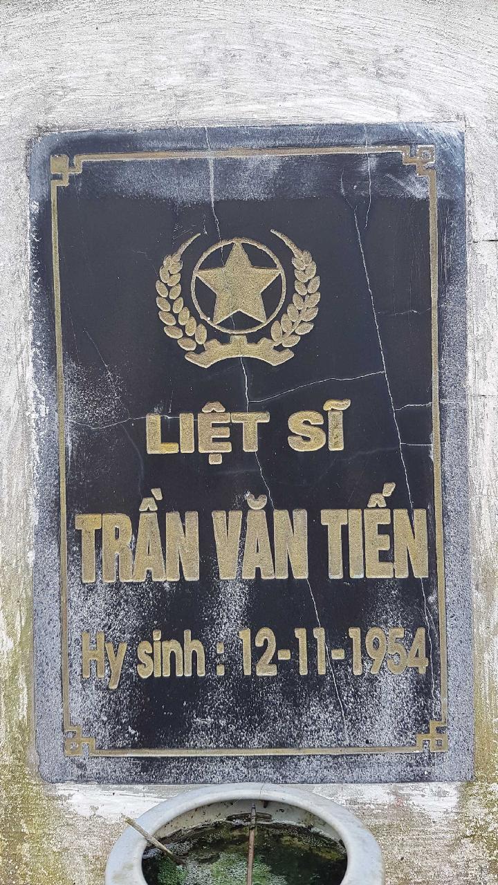 Ảnh mộ liệt sĩ Trần Văn Tiến
