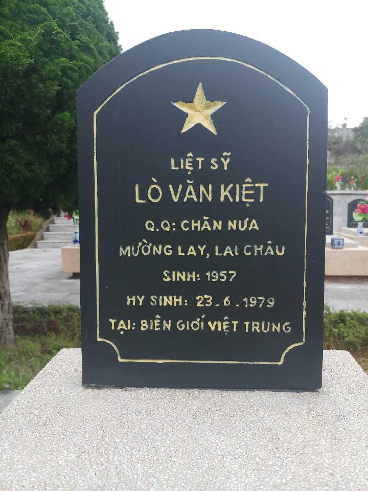 Ảnh mộ liệt sĩ Lò Văn Kiệt