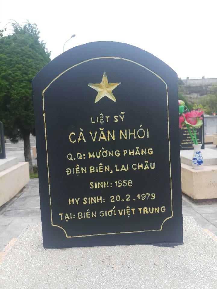 Ảnh mộ liệt sĩ Cà Văn Nhói