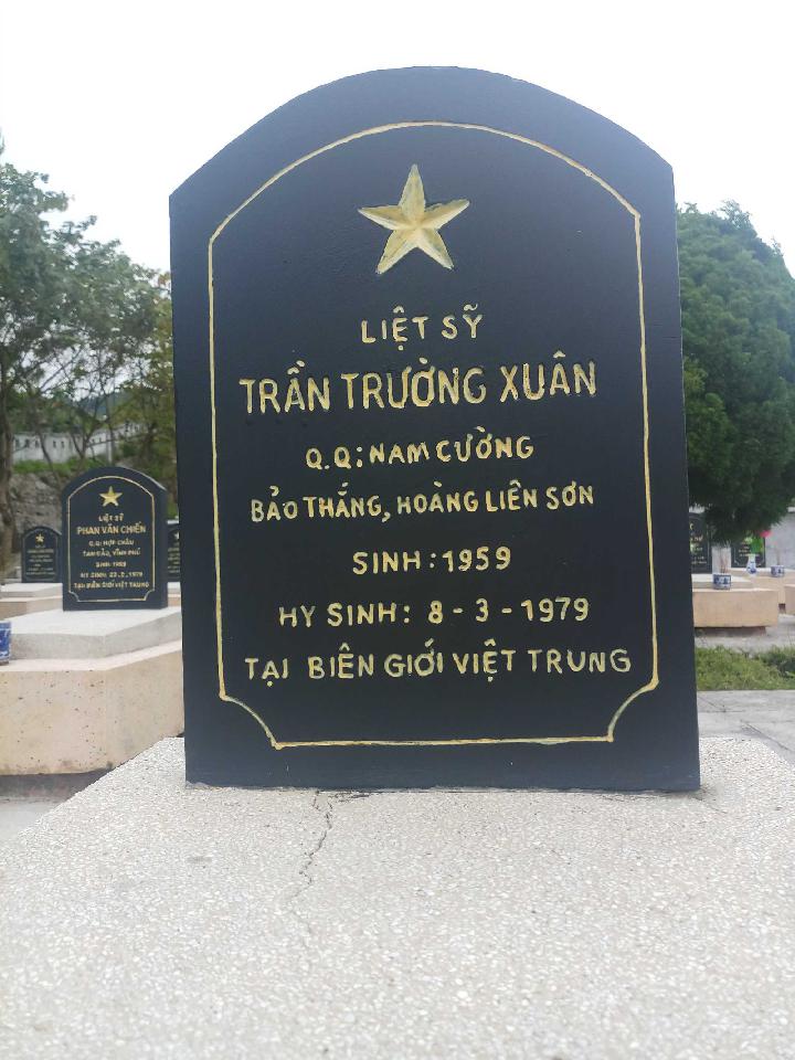 Ảnh mộ liệt sĩ Trần Trường Xuân