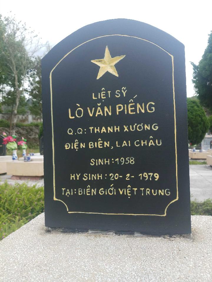 Ảnh mộ liệt sĩ Lò Văn Piếng