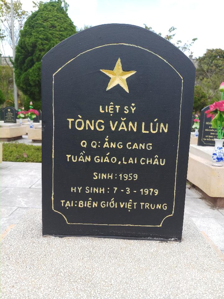 Ảnh mộ liệt sĩ Tòng Văn Lún