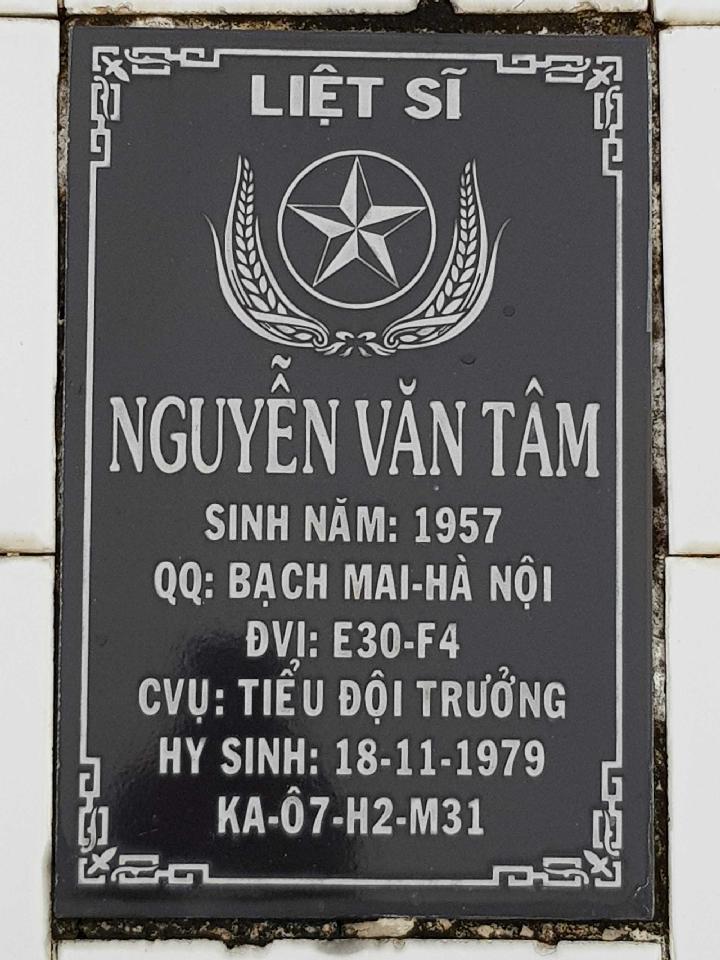Ảnh mộ liệt sĩ Nguyễn Văn Tâm