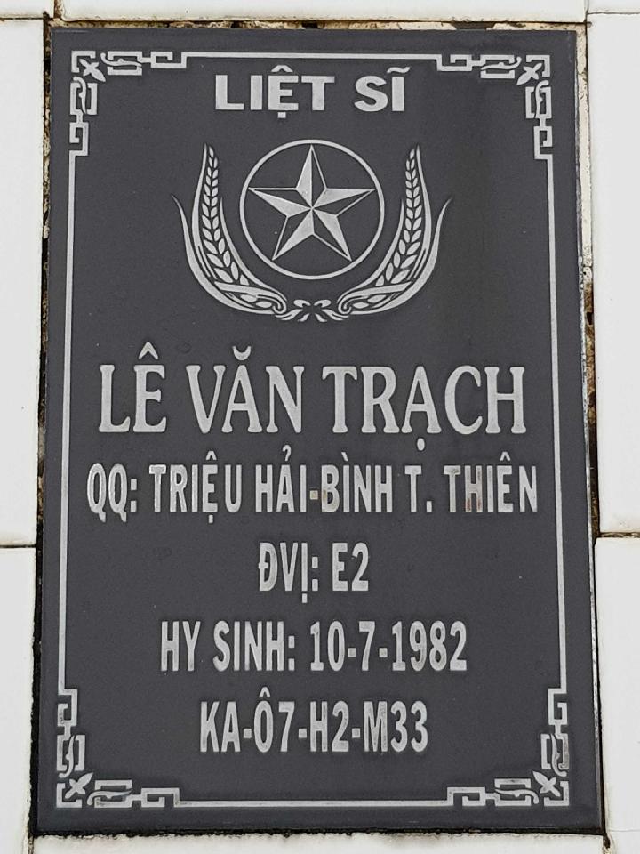 Ảnh mộ liệt sĩ Lê Văn Trạch