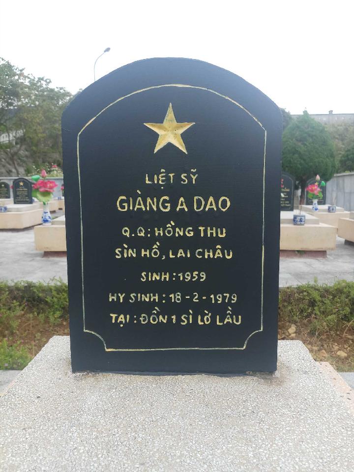 Ảnh mộ liệt sĩ Giàng A Dao