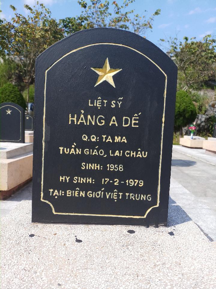 Ảnh mộ liệt sĩ Hảng A Dế