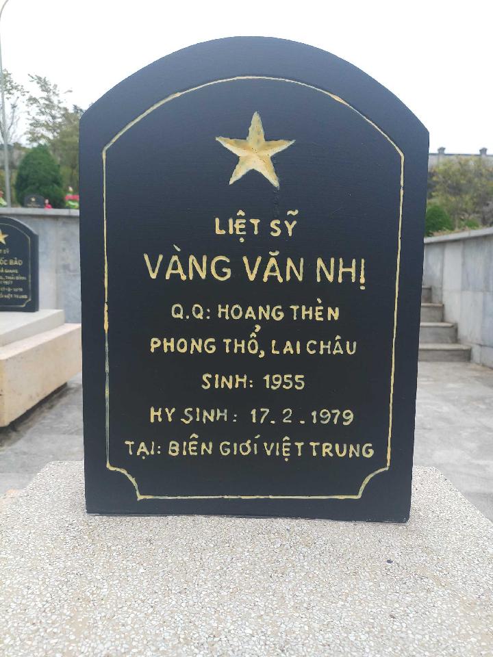 Ảnh mộ liệt sĩ Vàng Văn Nhị