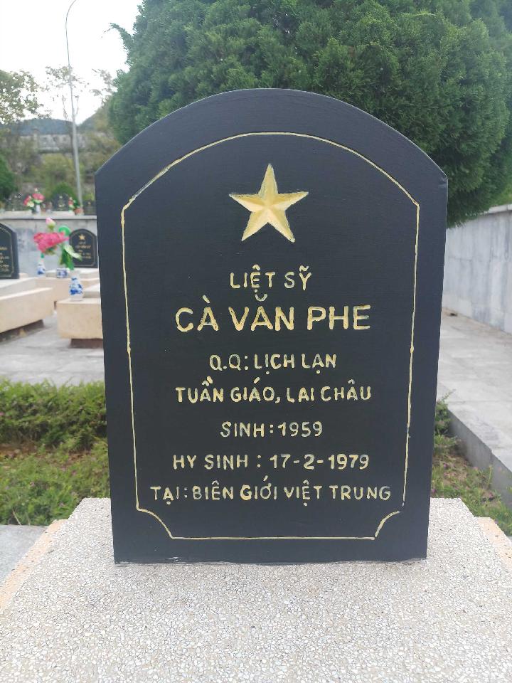 Ảnh mộ liệt sĩ Cà Văn Phe