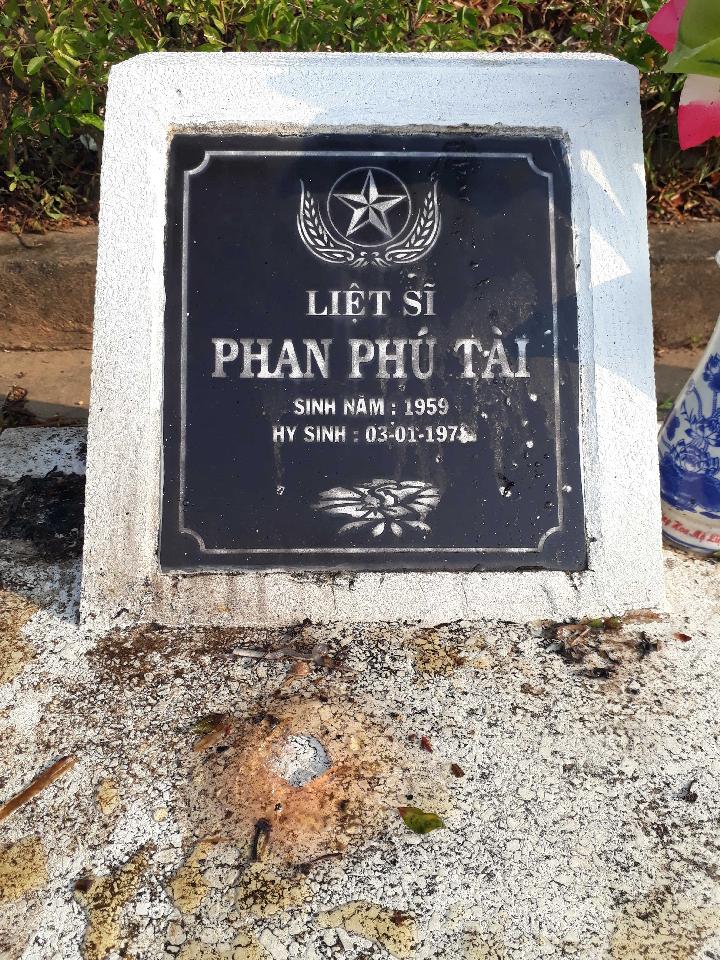 Ảnh mộ liệt sĩ Phan Phú Tài