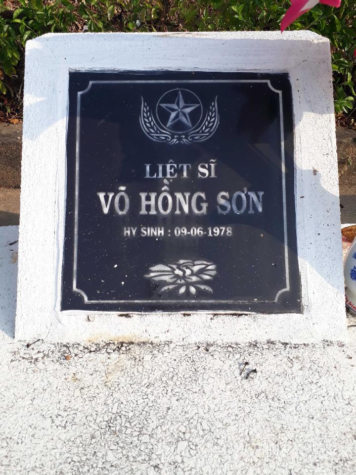 Ảnh mộ liệt sĩ Võ Hồng Sơn