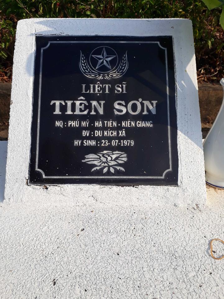 Ảnh mộ liệt sĩ Tiên Sơn