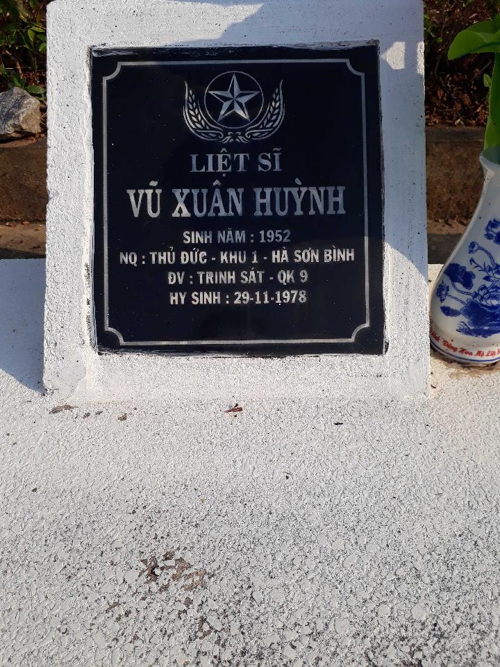 Ảnh mộ liệt sĩ Vũ Xuân Huỳnh