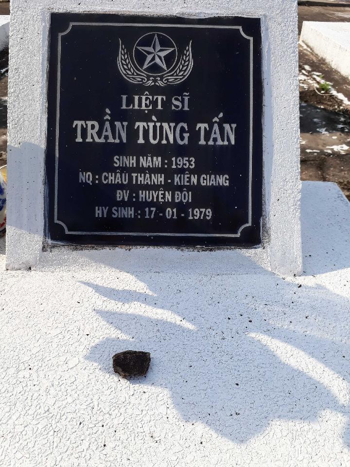 Ảnh mộ liệt sĩ Trần Tùng Tấn