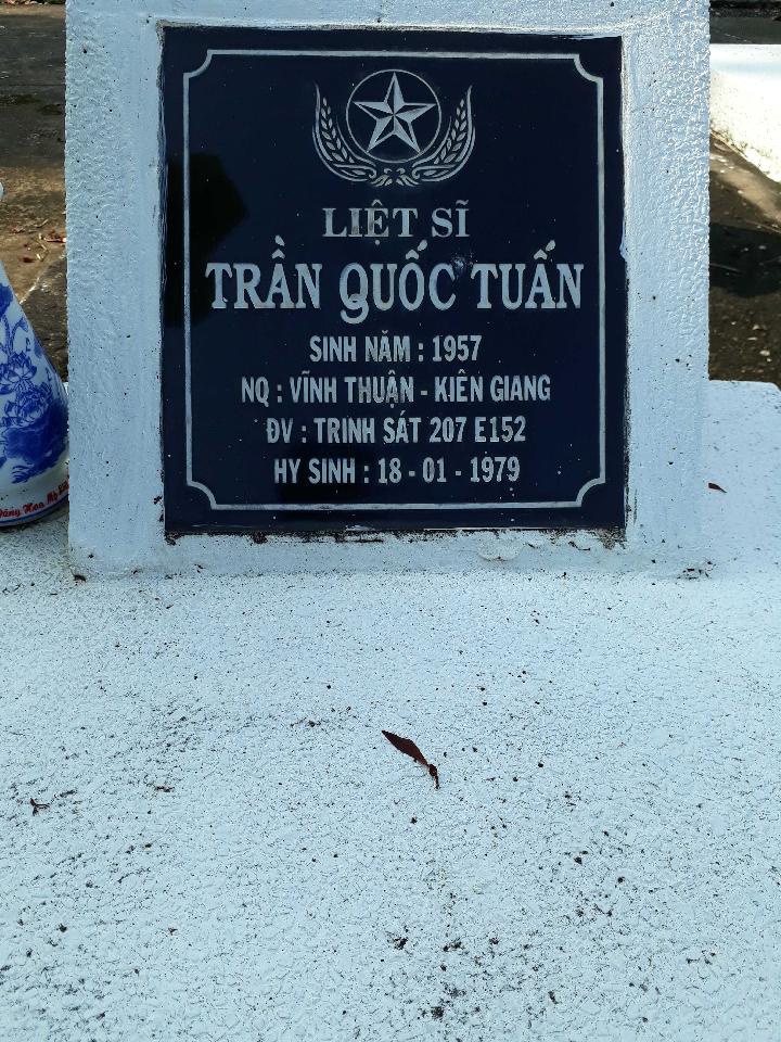 Ảnh mộ liệt sĩ Trần Quốc Tuấn