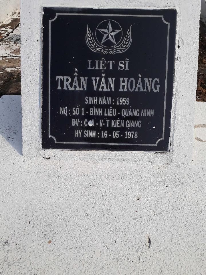 Ảnh mộ liệt sĩ Trần Văn Hoàng