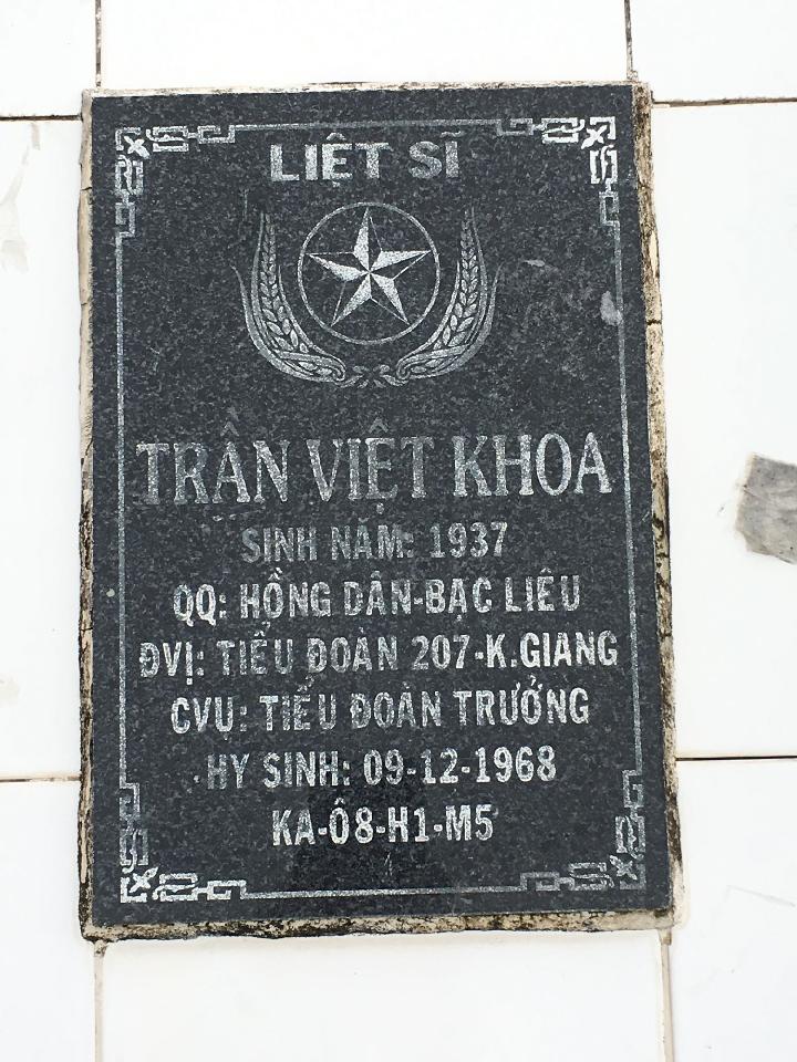 Ảnh mộ liệt sĩ Trần Việt Khoa