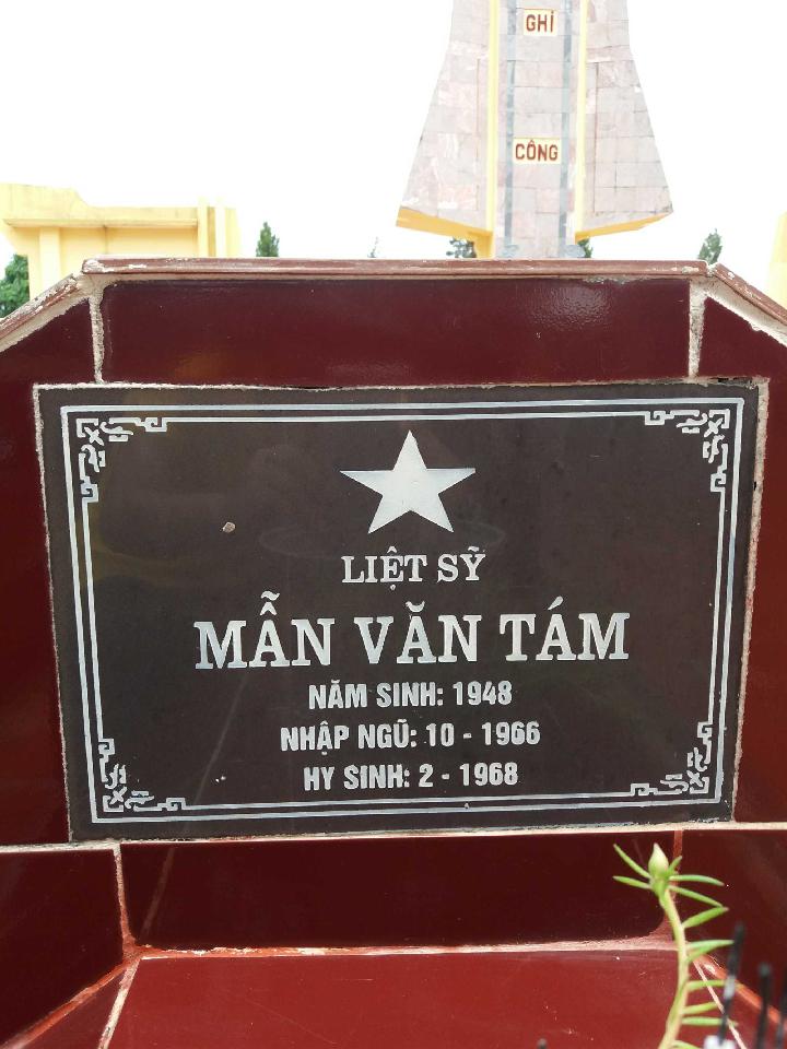 Ảnh mộ liệt sĩ Mẫn Văn Tám