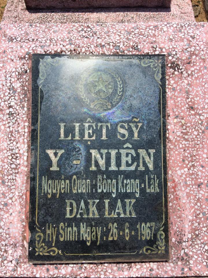 Ảnh mộ liệt sĩ Y Niên