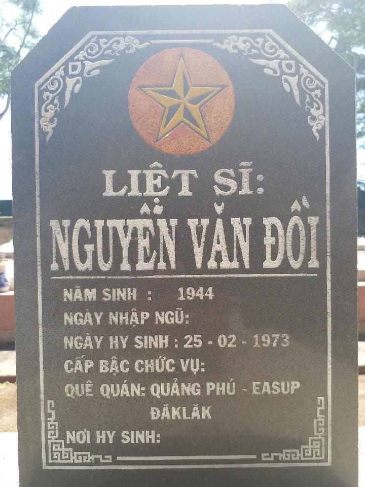 Ảnh mộ liệt sĩ Nguyễn Văn Đồi