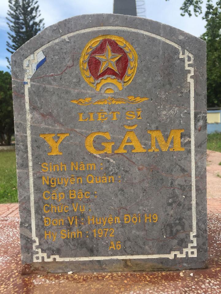 Ảnh mộ liệt sĩ Y Găm