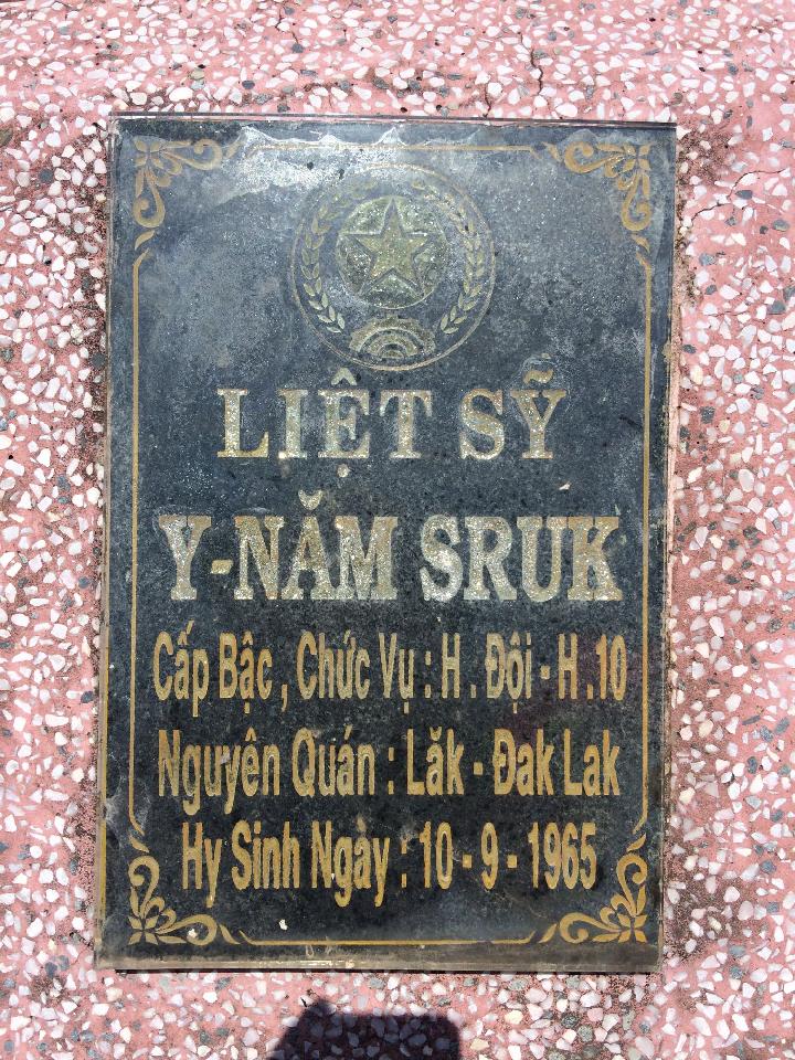 Ảnh mộ liệt sĩ Y Năm SRuk