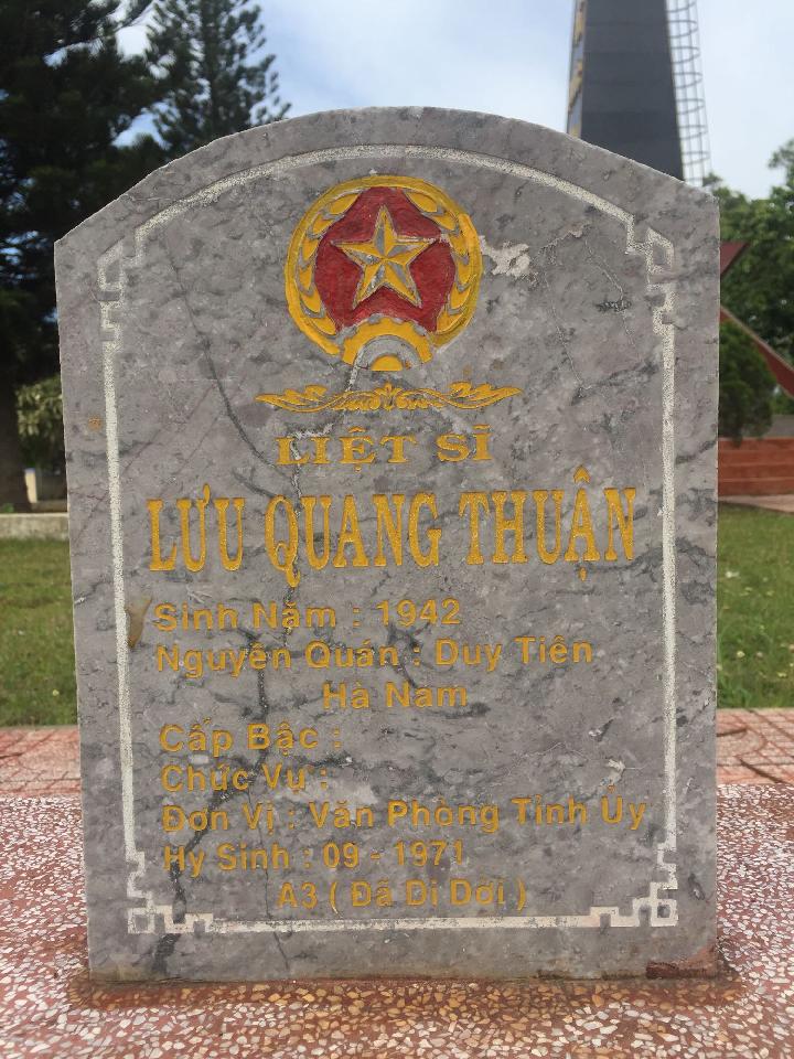 Ảnh mộ liệt sĩ Lưu Quang Thuận