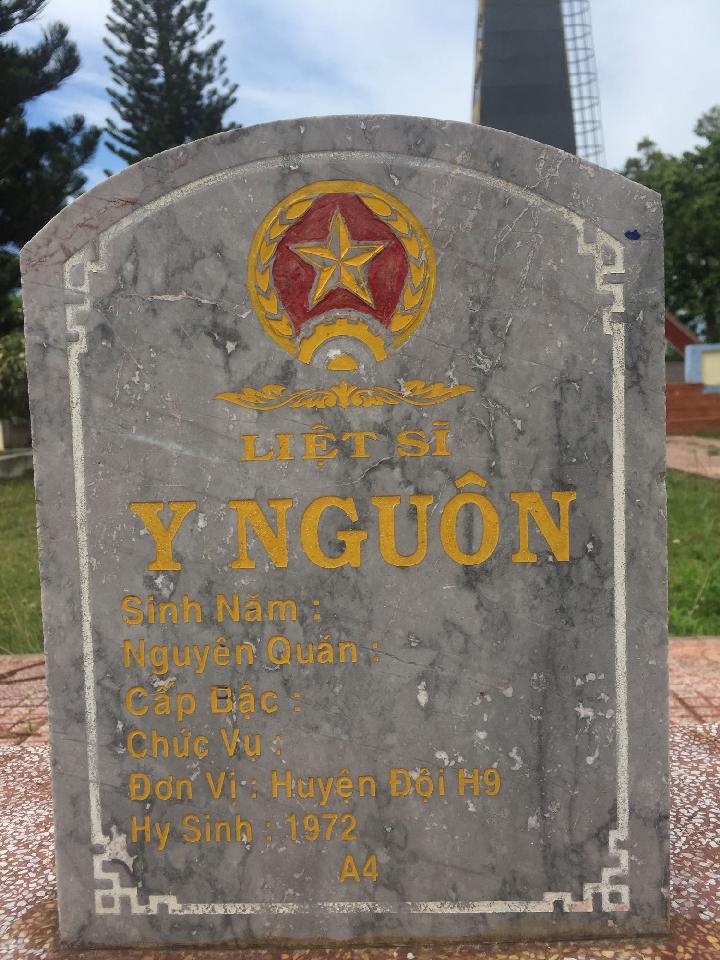 Ảnh mộ liệt sĩ Y Nguôn