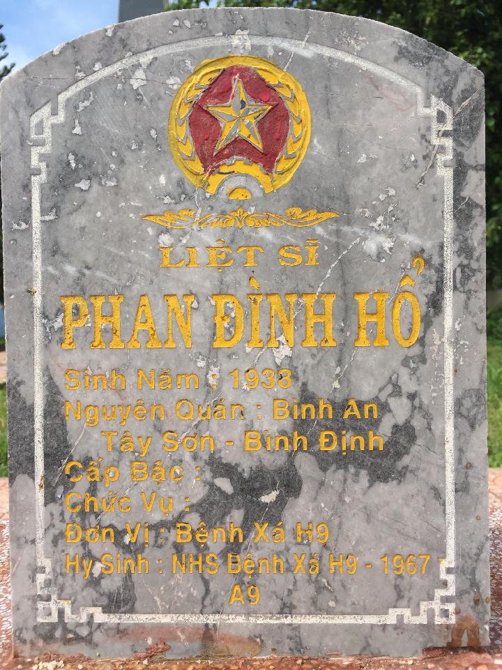 Ảnh mộ liệt sĩ Phan Đình Hổ