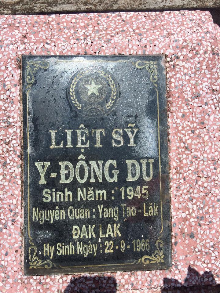 Ảnh mộ liệt sĩ Y Đông Du