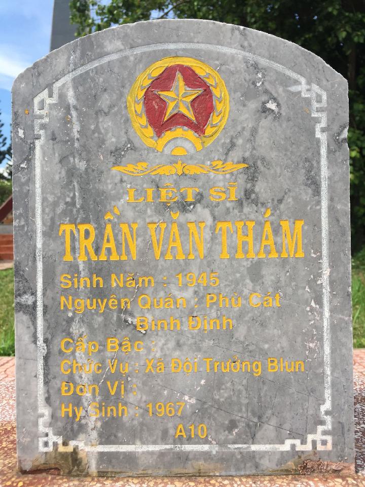 Ảnh mộ liệt sĩ Trần Văn Thám