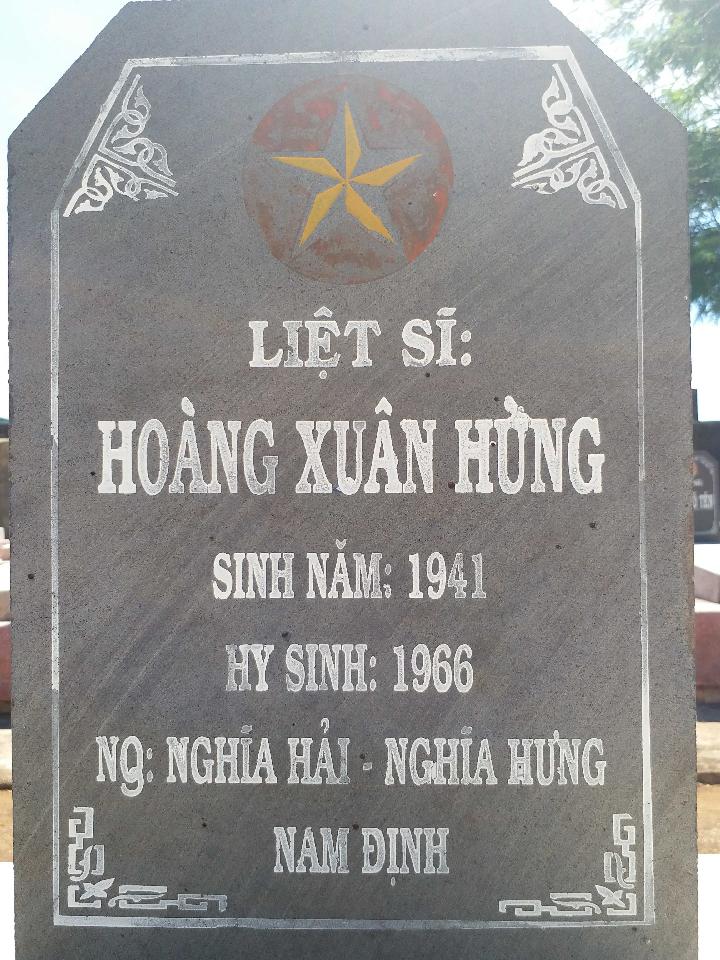 Ảnh mộ liệt sĩ Hoàng Xuân Hùng
