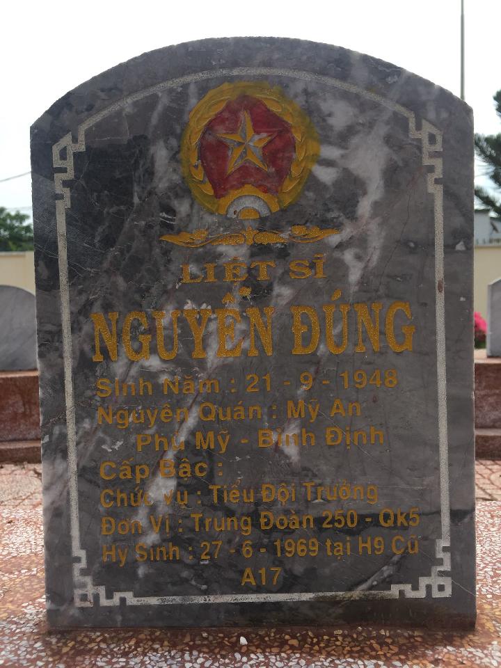 Ảnh mộ liệt sĩ Nguyễn Đúng