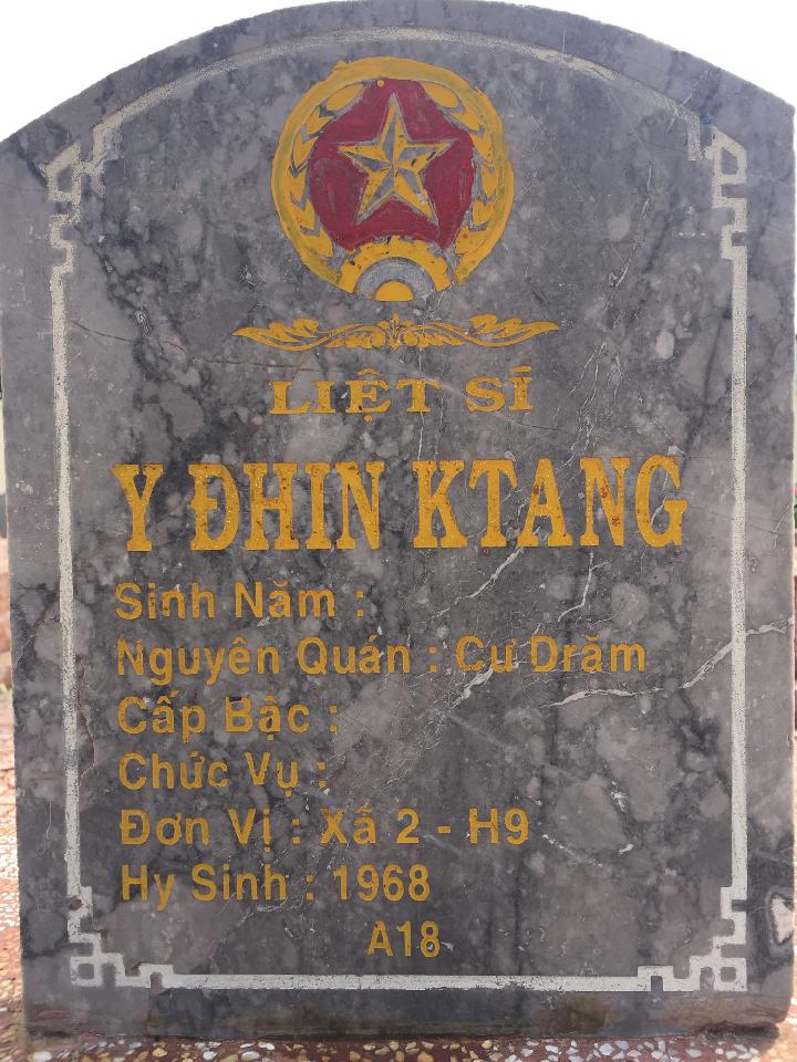 Ảnh mộ liệt sĩ Y Dhin Ktang