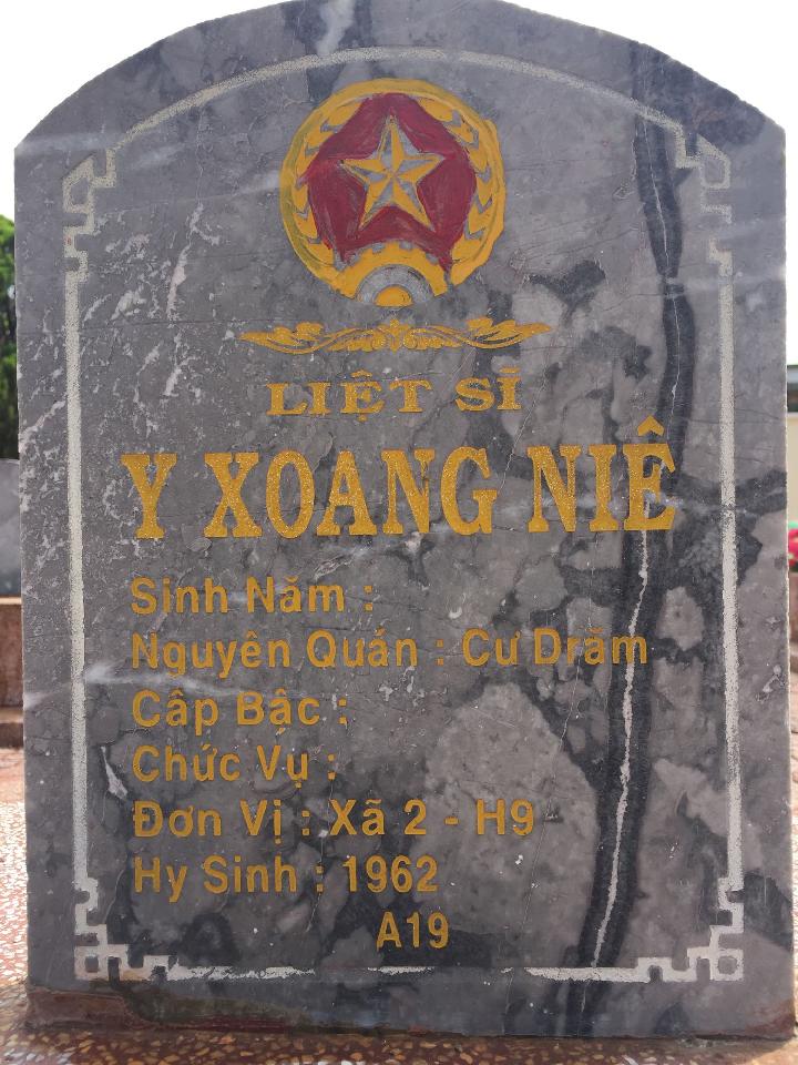 Ảnh mộ liệt sĩ Y Xoang Niê