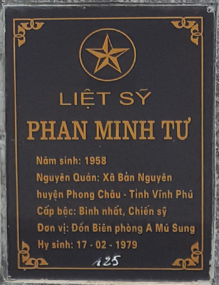 Ảnh mộ liệt sĩ Phan Minh Tư