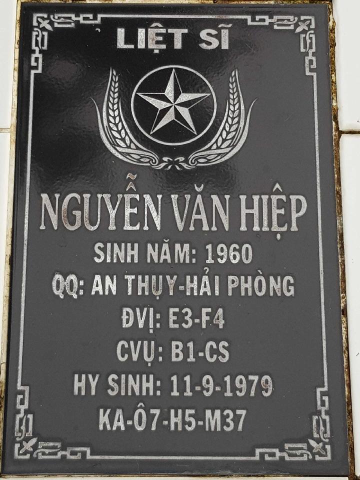 Ảnh mộ liệt sĩ Nguyễn Văn Hiệp