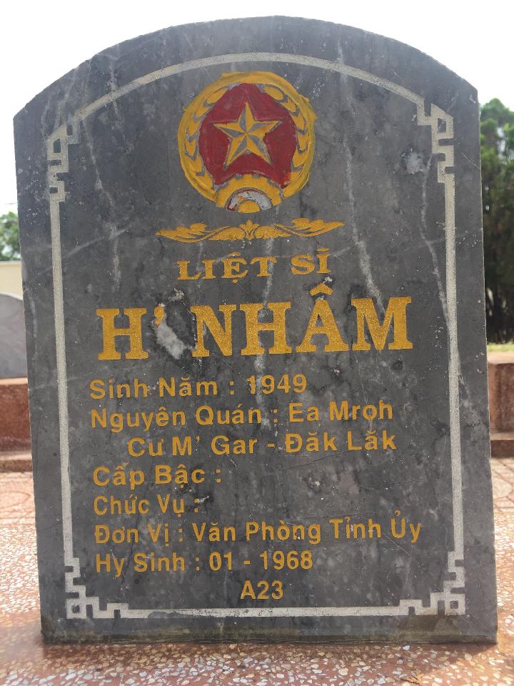 Ảnh mộ liệt sĩ H Nhâm