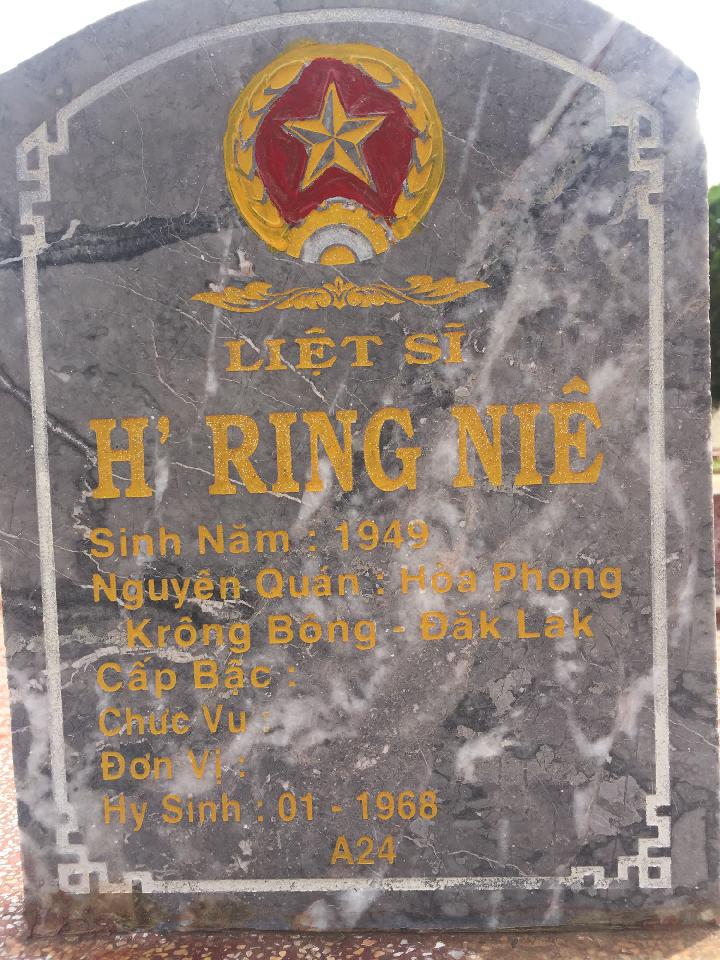 Ảnh mộ liệt sĩ H Ring Niê