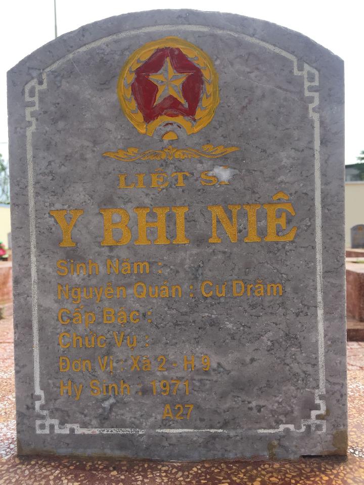 Ảnh mộ liệt sĩ Y Bhi Niê
