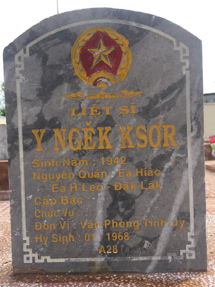 Ảnh mộ liệt sĩ Y Ngek Ksơr