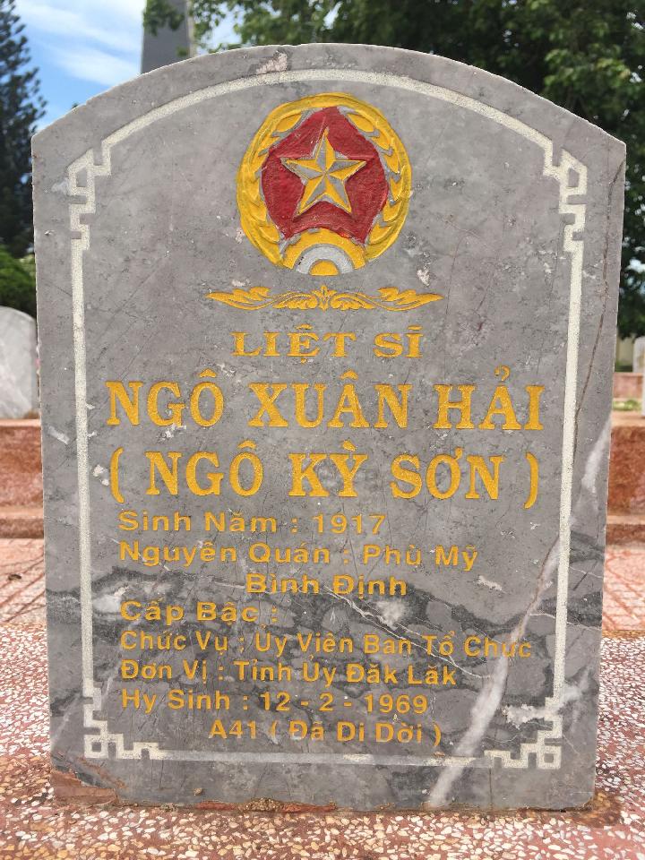 Ảnh mộ liệt sĩ Ngô Xuân Hải (Ngô Kỳ Sơn)