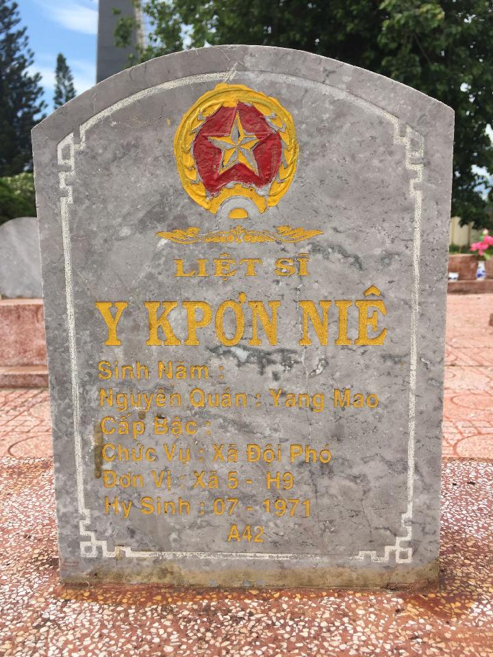 Ảnh mộ liệt sĩ Y Kpơn Niê