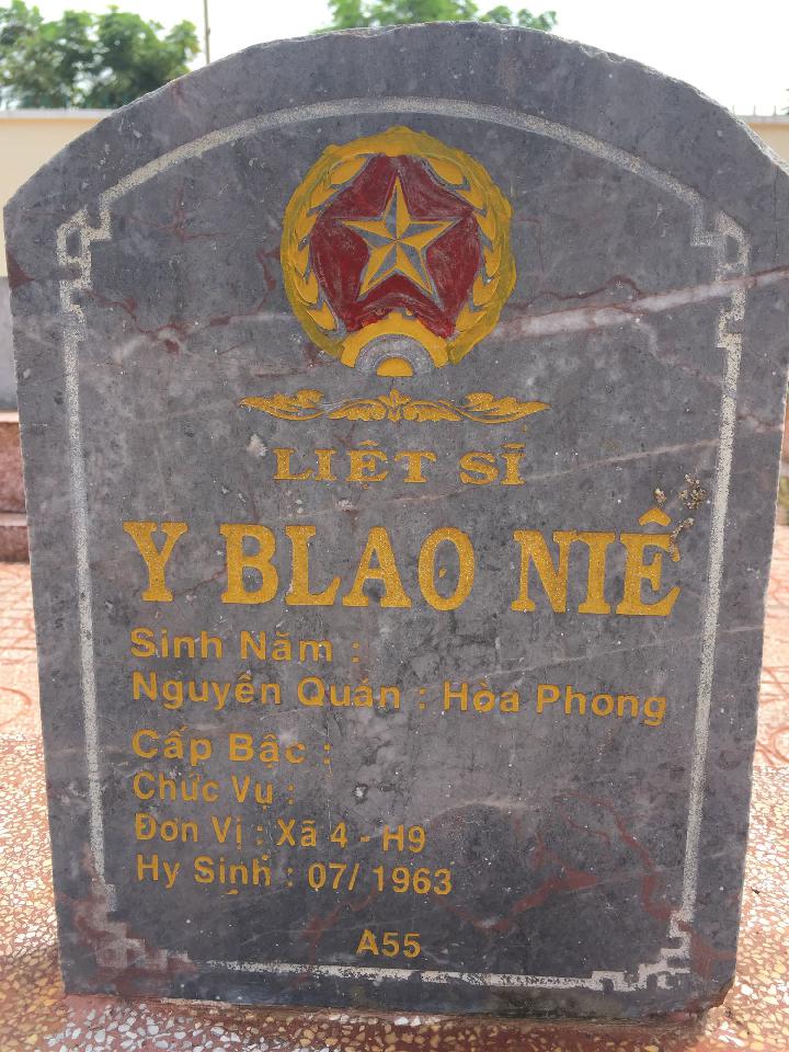 Ảnh mộ liệt sĩ Y Blao Niê